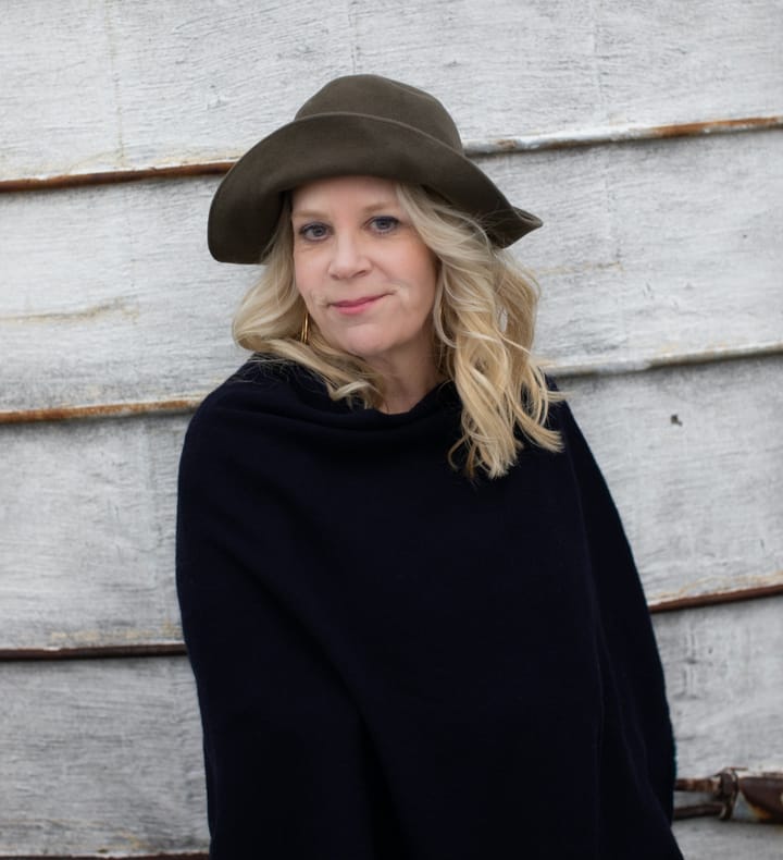 THE READING ROOM: Mary Chapin Carpenter on Openness and Telling Your ‘One Story’